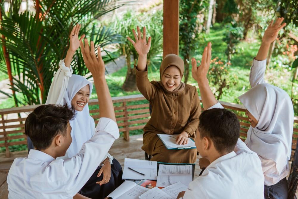 5 Cara Mengatasi Hambatan & Tantangan Menjadi Guru