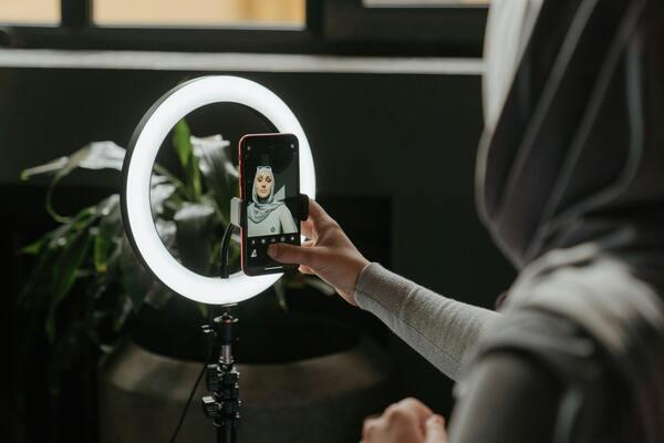 Fashion dan Personal Branding : Bagaimana Penampilan Bisa Mempengaruhi Cara Orang Melihat Kita